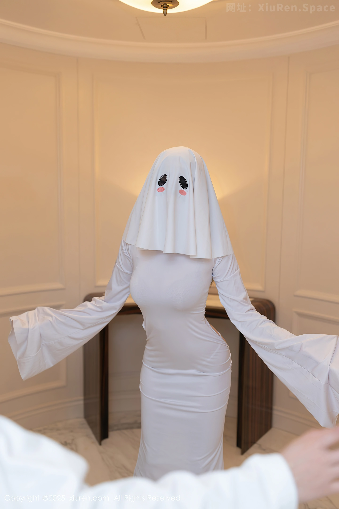 图片[2]-[XiuRen秀人网] VOL.10035 模特安然anran性感白色连衣短裙配白色丝袜秀曼妙身姿诱惑写真80P-秀人网官方网站